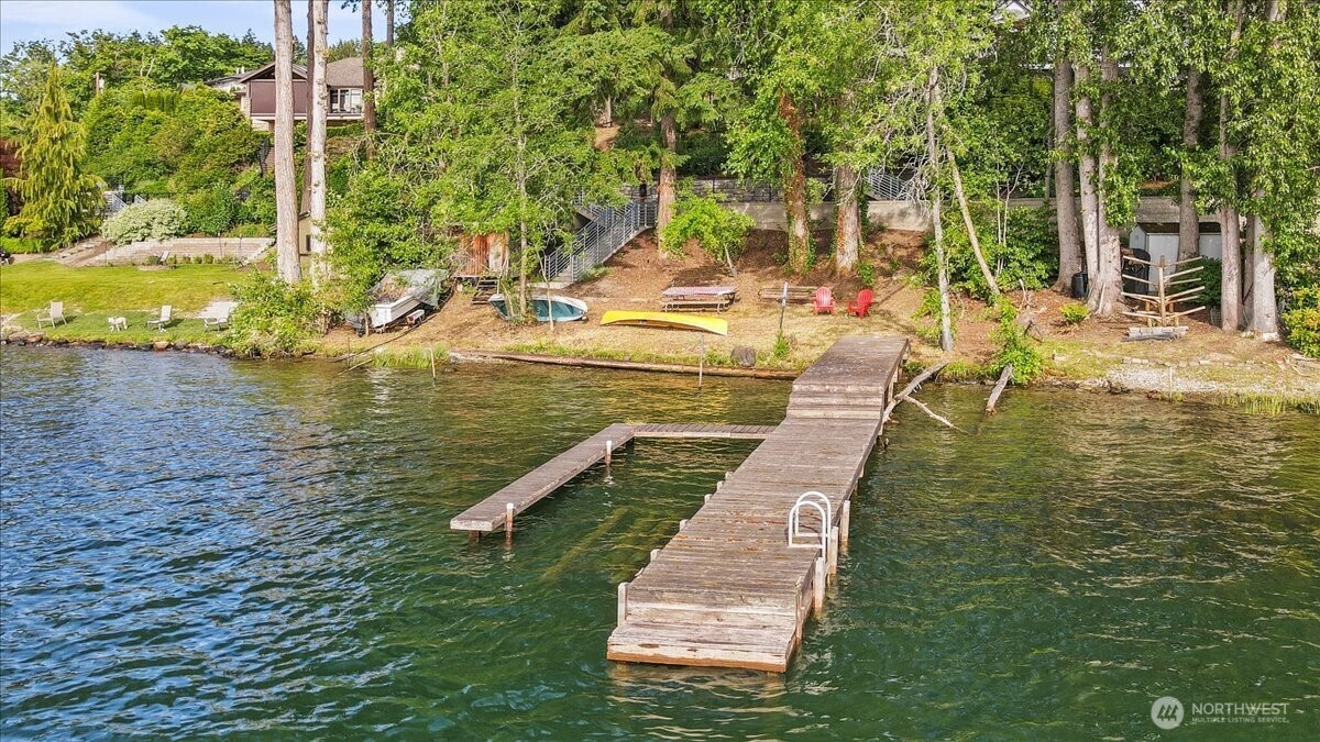 Property Photo: 1711 E Lake Sammamish Place SE WA 98075