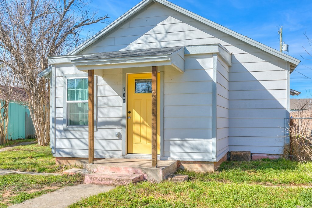 Property Photo:  106 W 27th St  TX 76903 