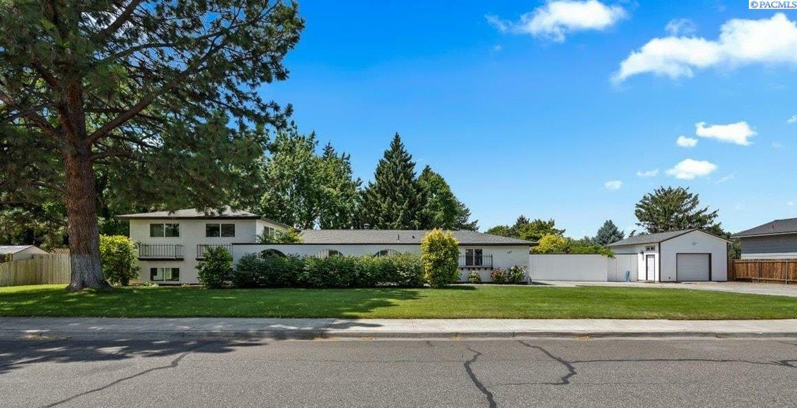 Property Photo: 707 N Quillan St WA 99336