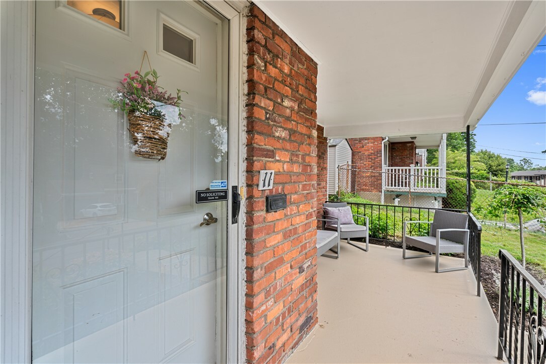 Property Photo: 11 Oakville Dr PA 15220