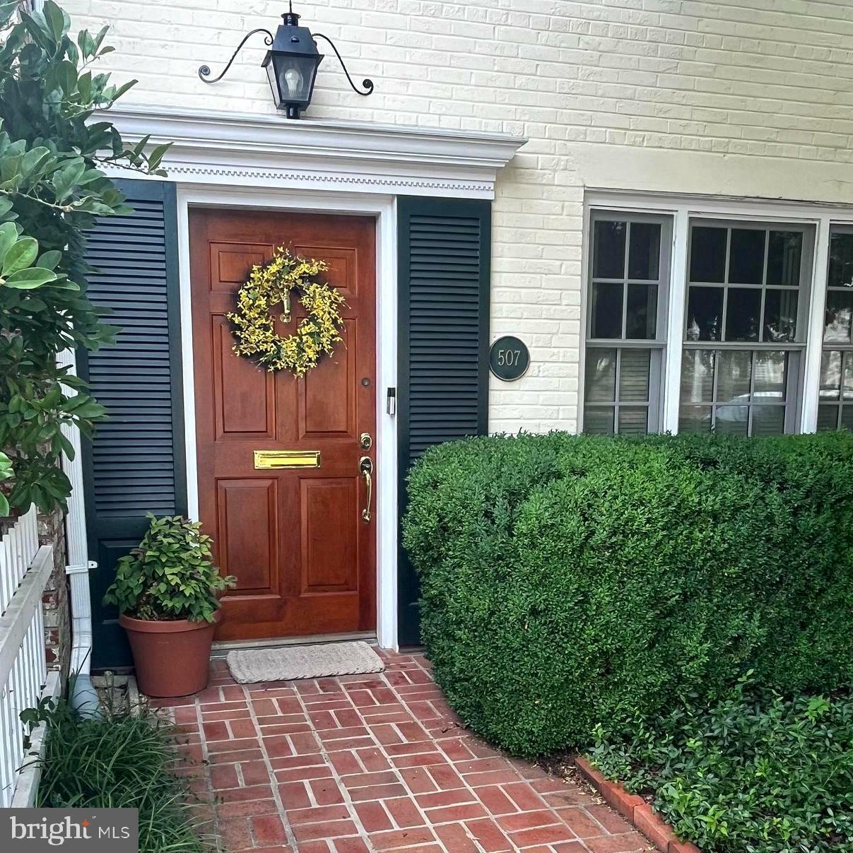 Property Photo: 507 S Royal Street VA 22314
