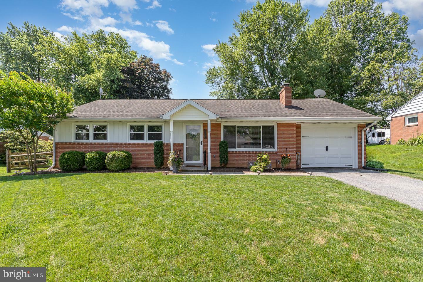 Property Photo: 1556 Lambeth Road PA 17601