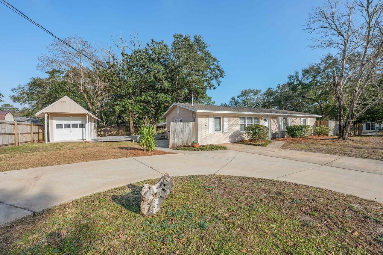 Property Photo: 136 NW Robinwood Drive FL 32548
