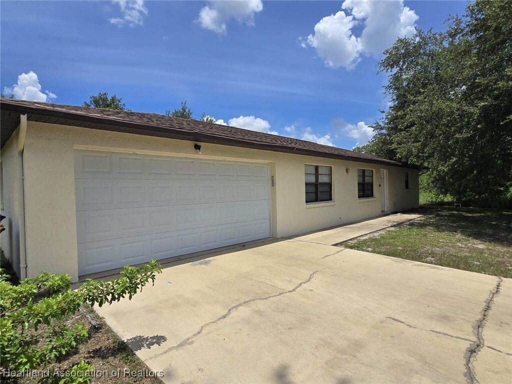 Property Photo: 644 Serenade Terrace FL 33852