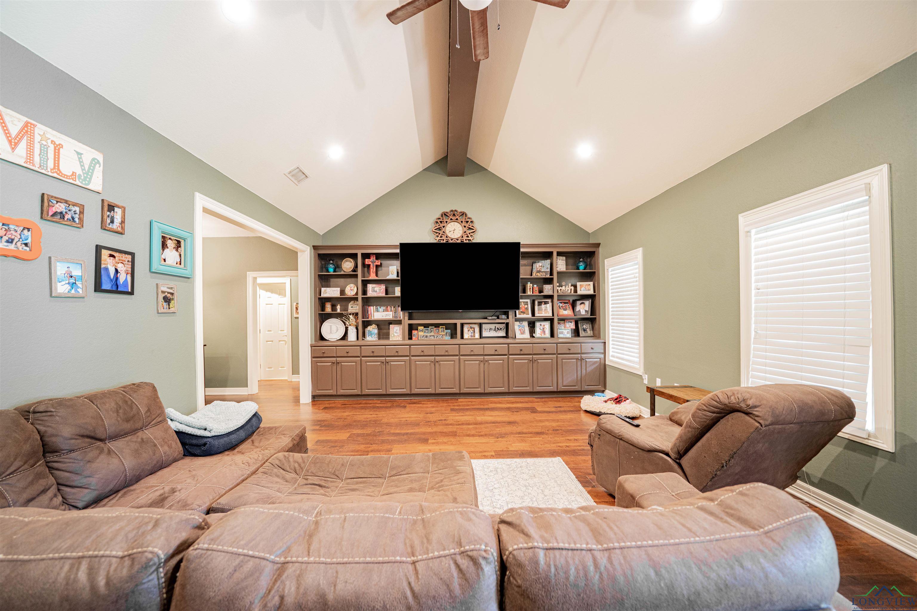 Property Photo: 620 Town Oaks Cir TX 75662