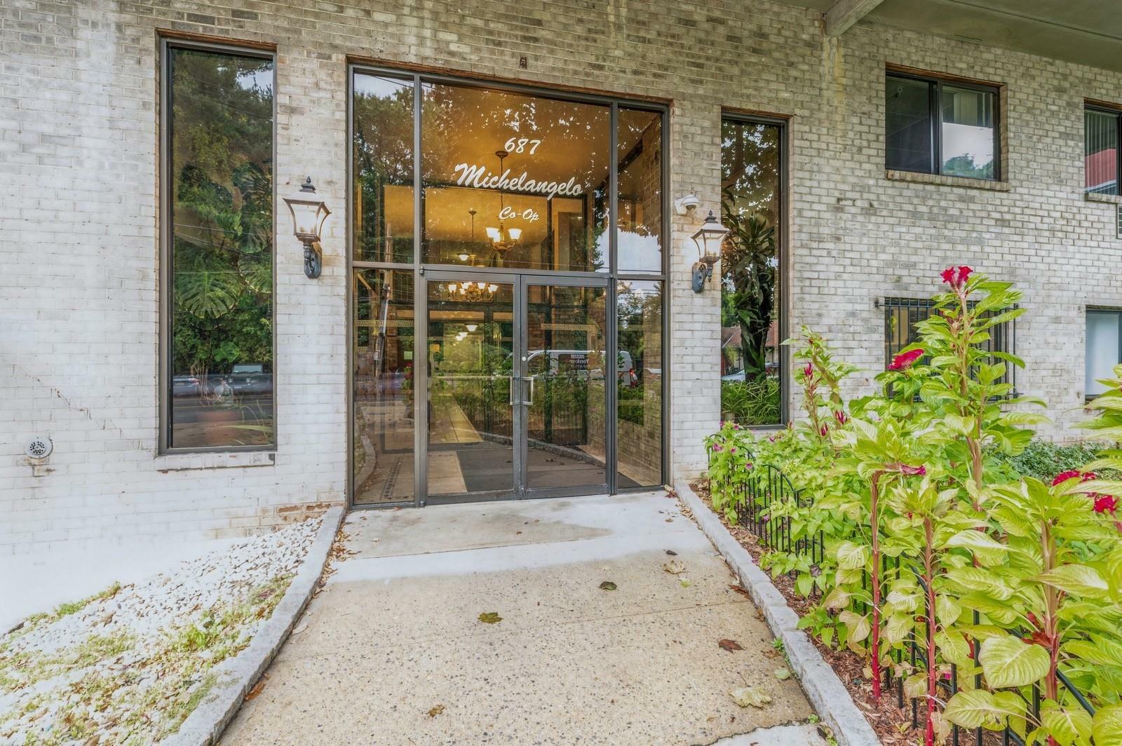Property Photo:  687 Bronx River Road #2A  NY 10704 