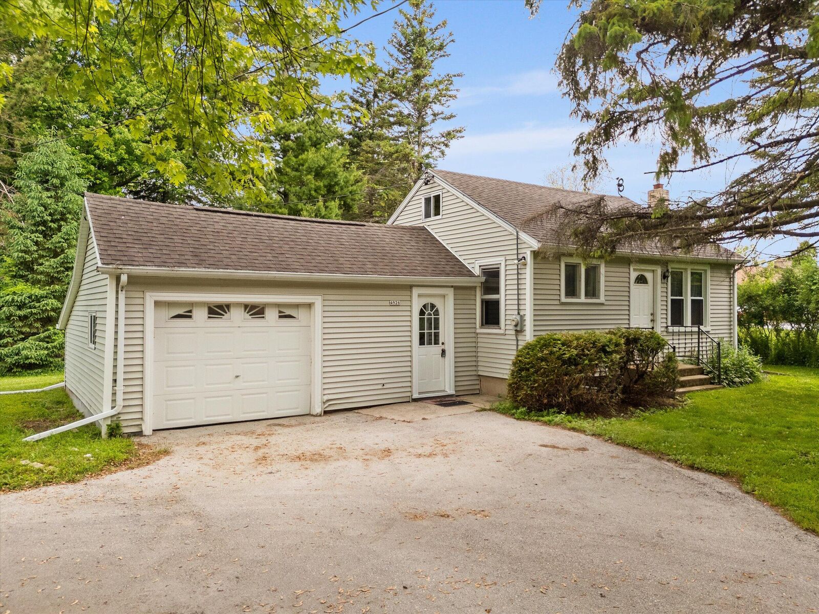 Property Photo: 4924 Lakeshore Rd WI 53083