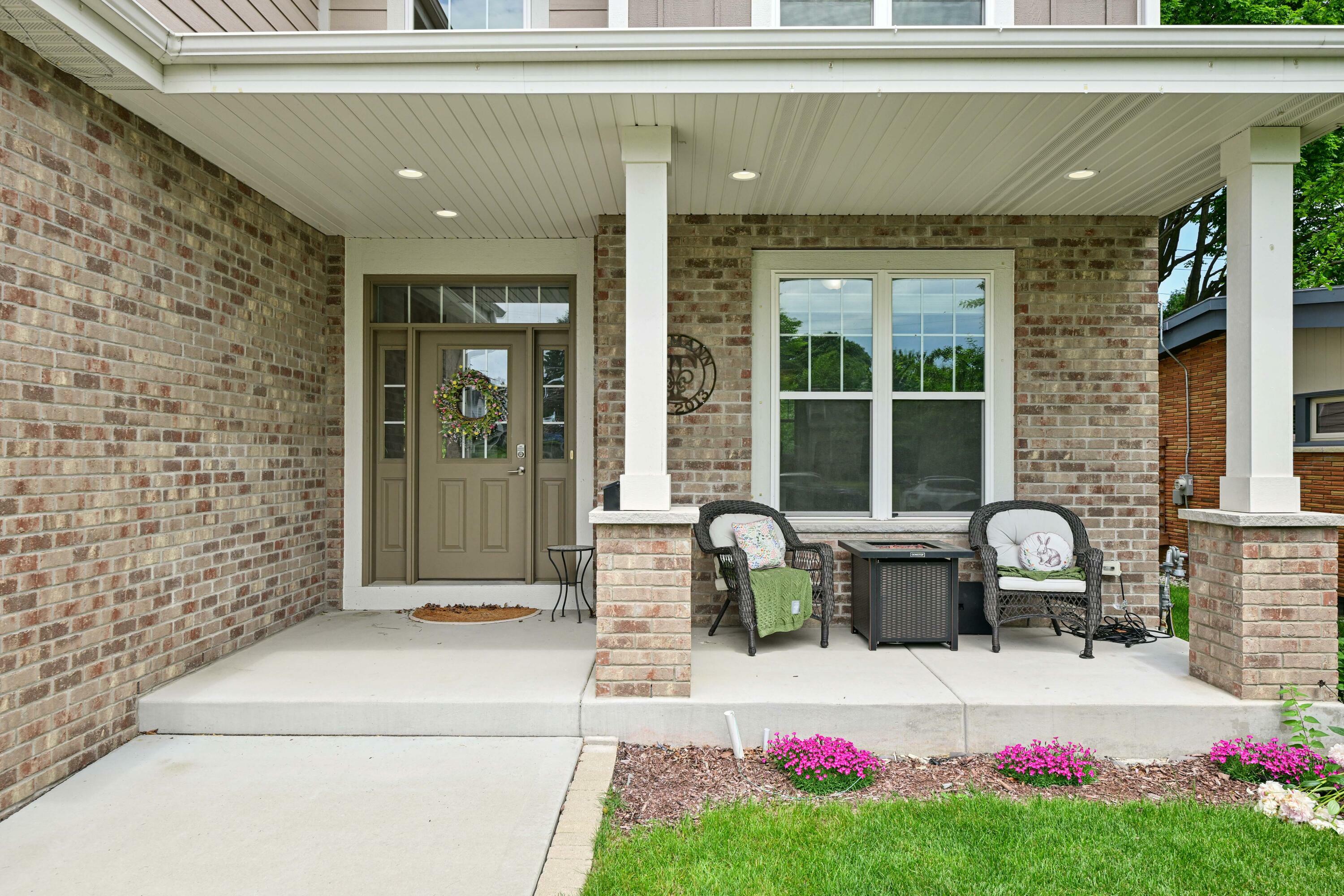 Property Photo: 10424 W Woodward Ave WI 53222