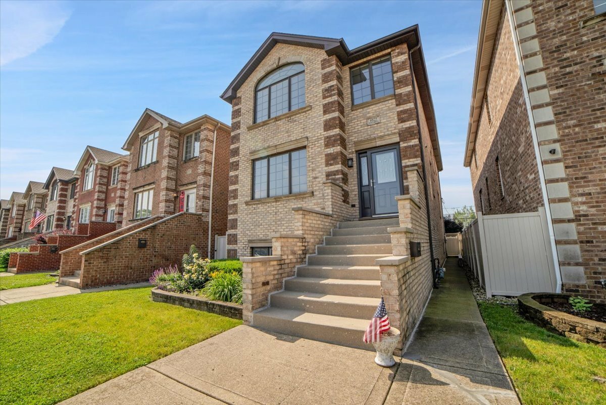 Property Photo:  6825 W 64th Place  IL 60638 