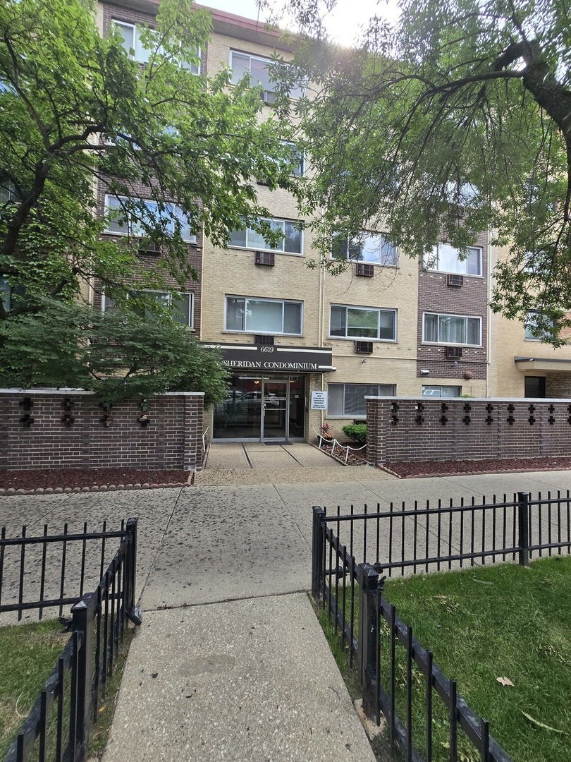Property Photo: 6619 N Sheridan Road 302 IL 60626