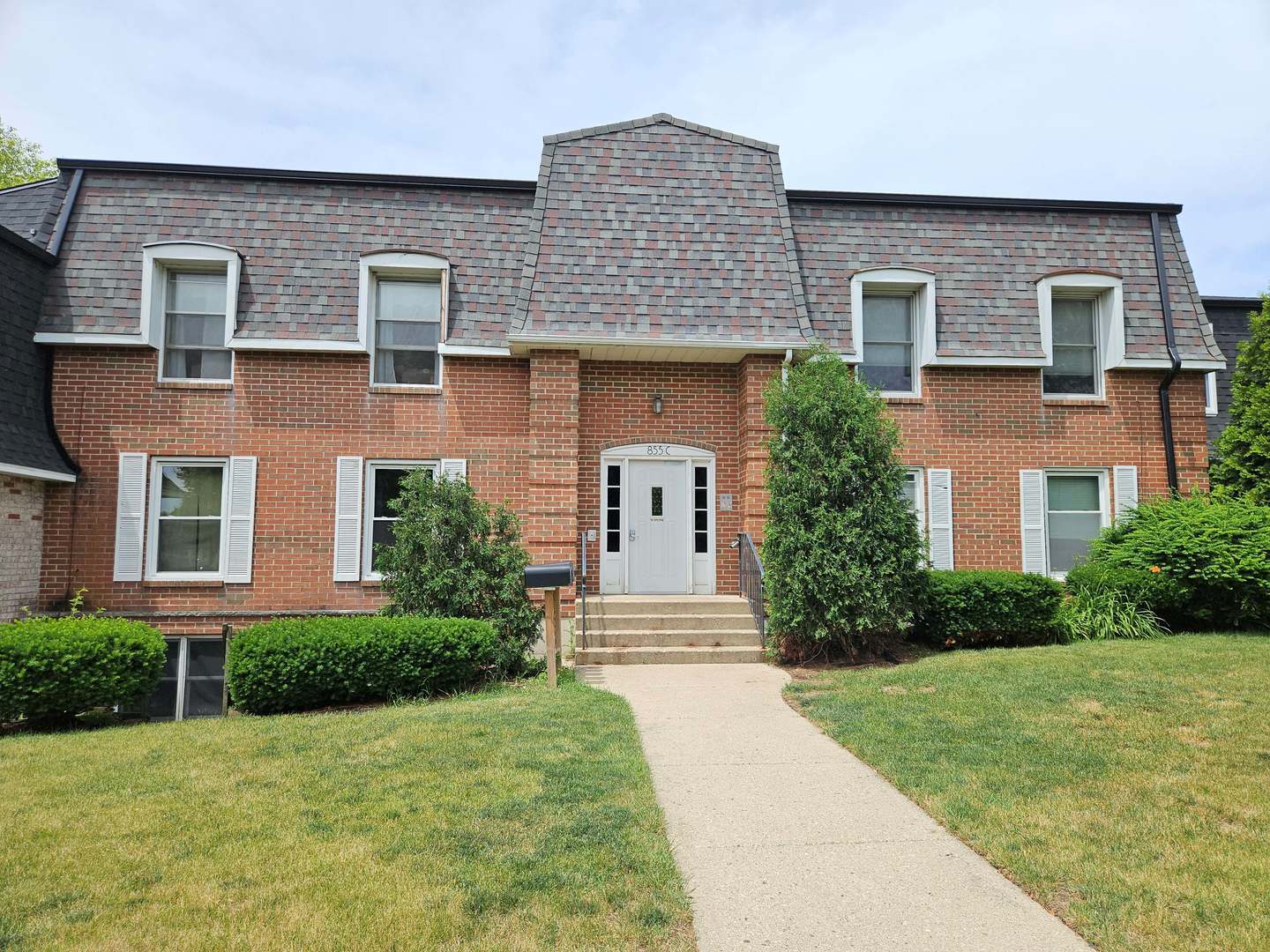 Property Photo: 855 Village Quarter Road C IL 60118