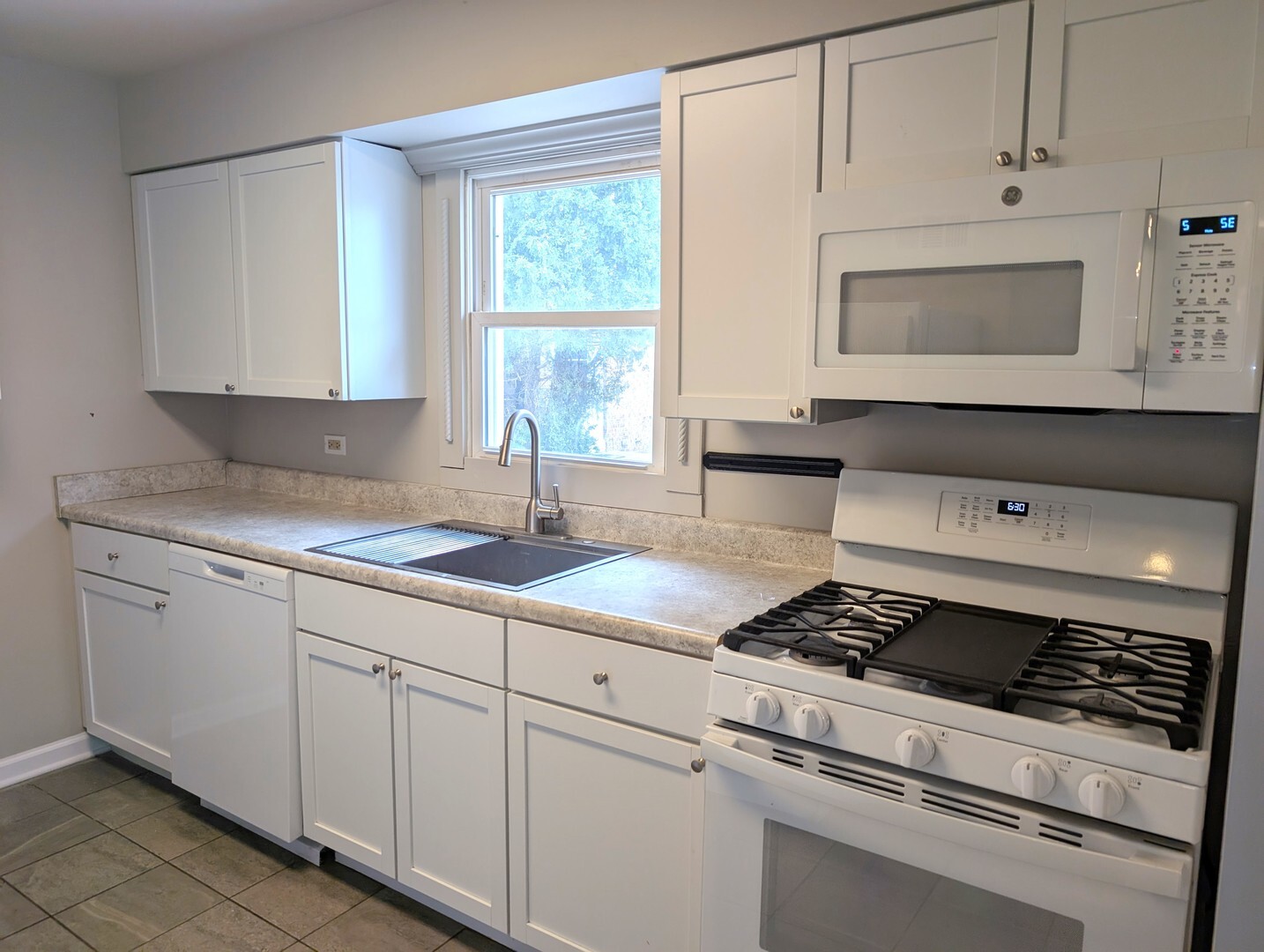 Property Photo: 950 N Brainard Street IL 60563