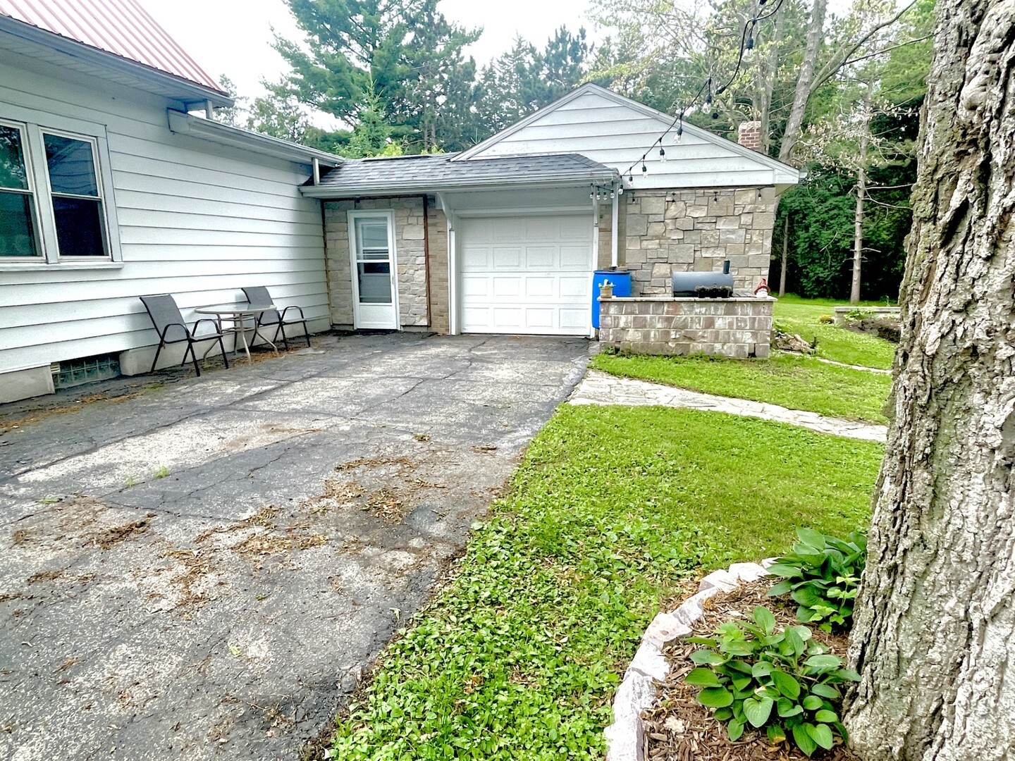 Property Photo:  825 Swift Avenue  IL 61348 