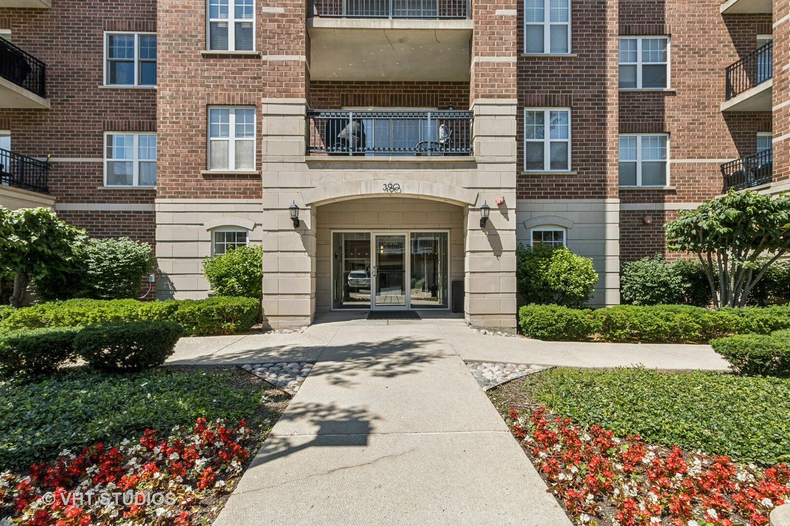 Property Photo: 390 W Mahogany Court 606 IL 60067