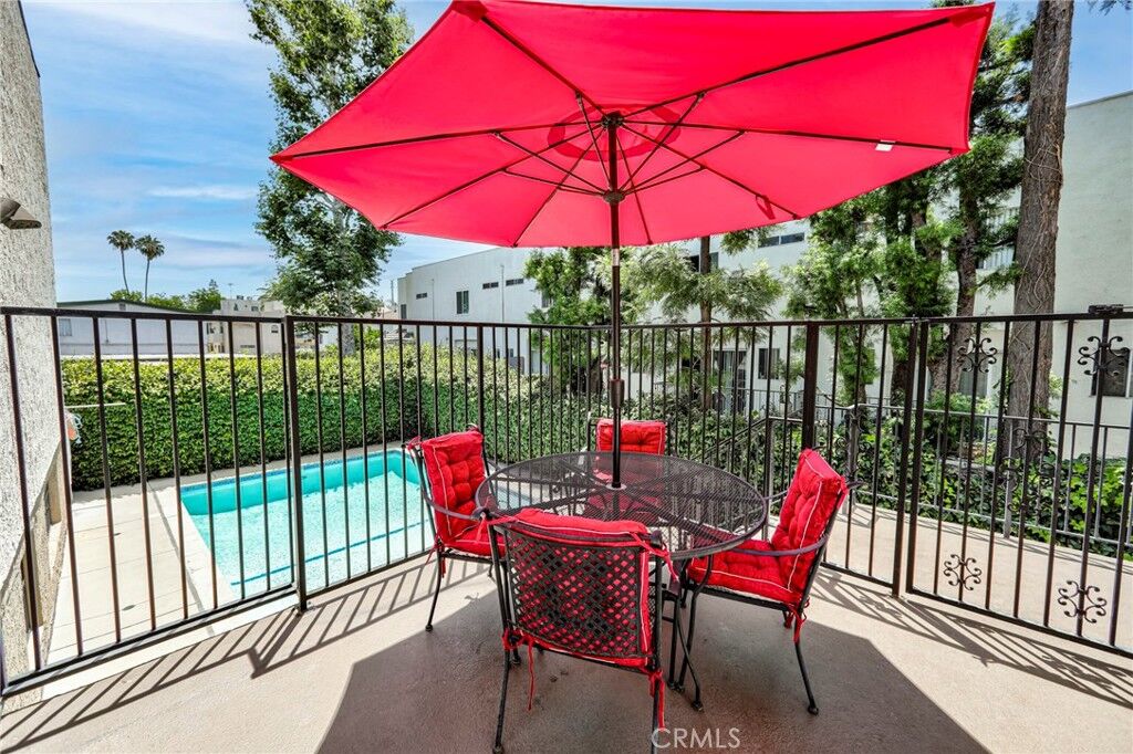 Property Photo: 11100 Acama Street 16 CA 91602
