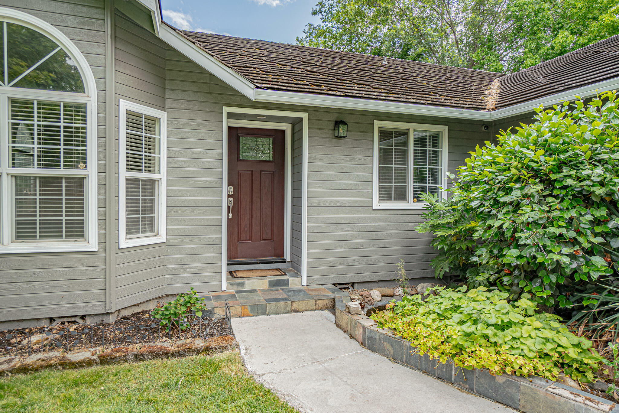 Property Photo: 609 Crystal Drive OR 97524