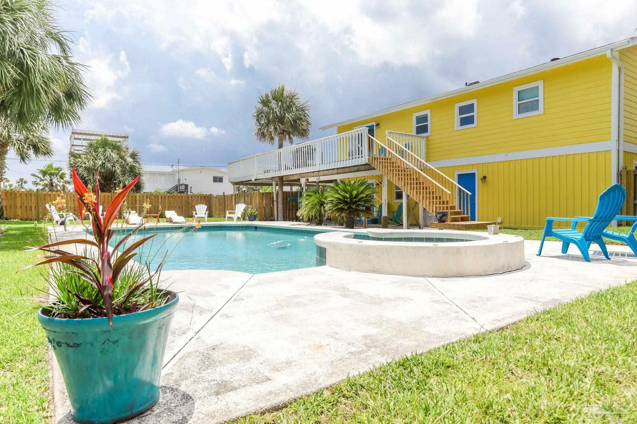 Property Photo: 900 Largo Dr FL 32561