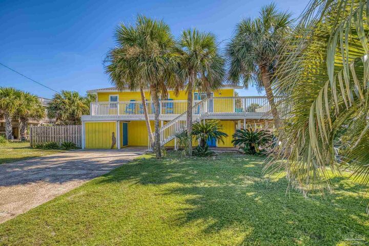 Property Photo:  900 Largo Dr  FL 32561 