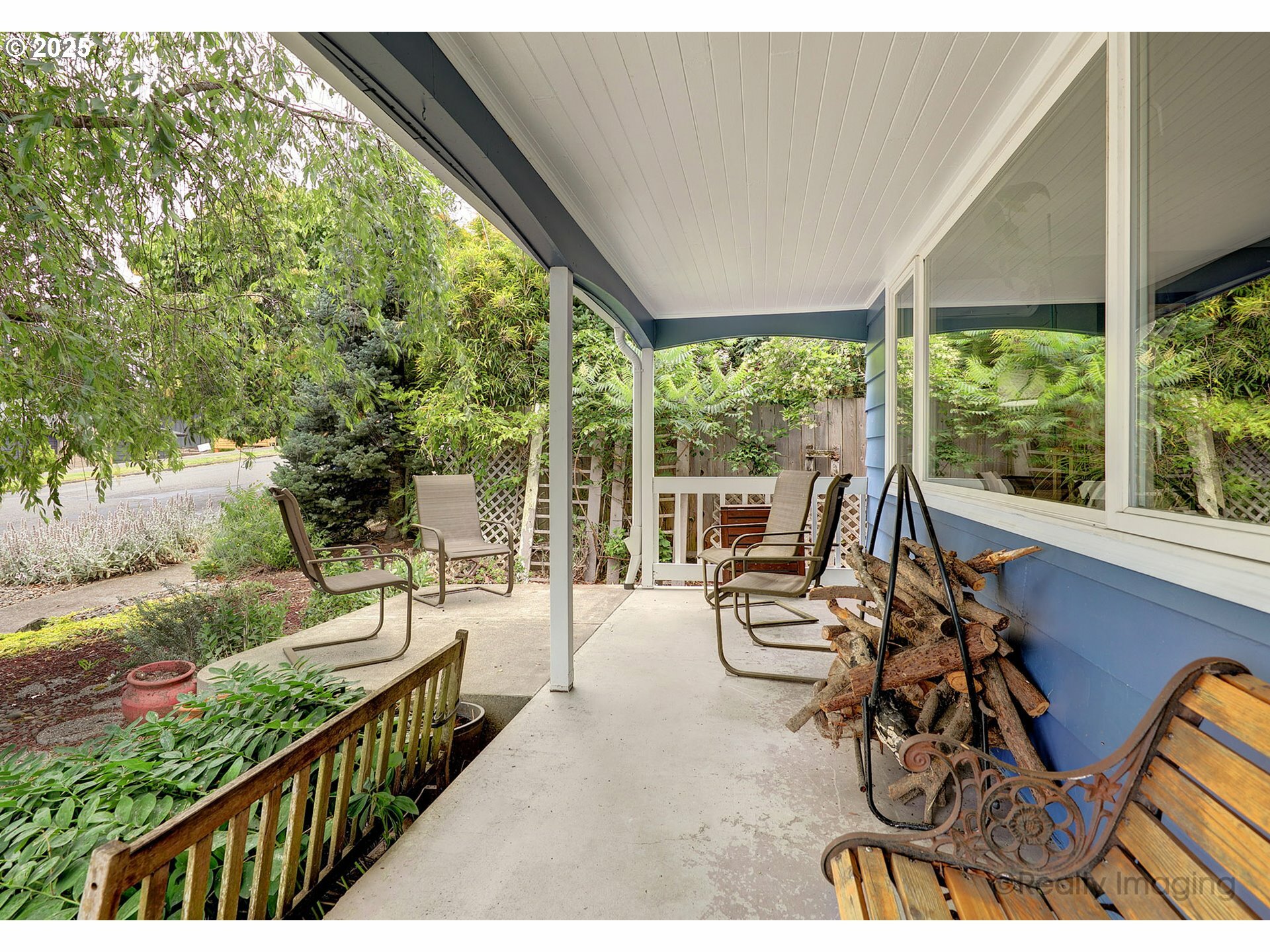 Property Photo: 1124 SW Chestnut Dr OR 97219