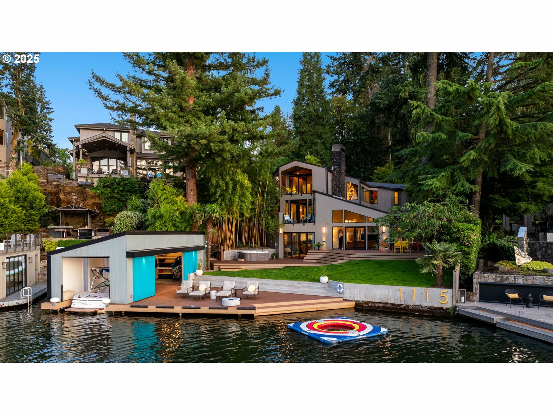 Property Photo: 1115 Lake Front Rd OR 97034