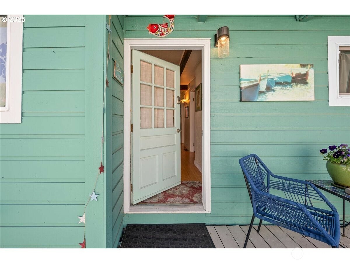 Property Photo:  414 N Tomahawk Island Drive  OR 97217 