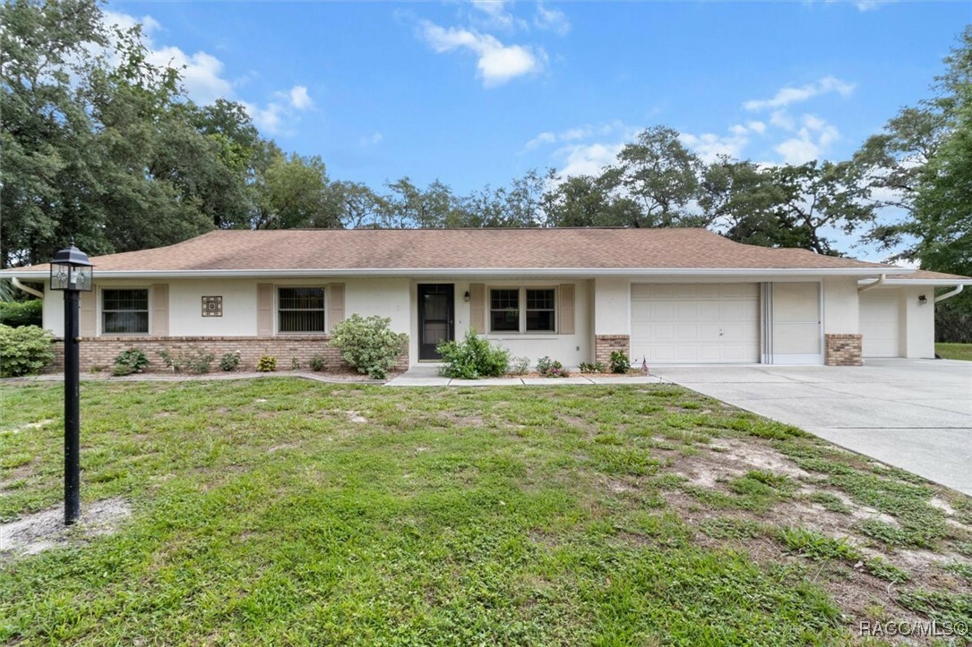 Property Photo: 1446 E Saint James Loop FL 34453
