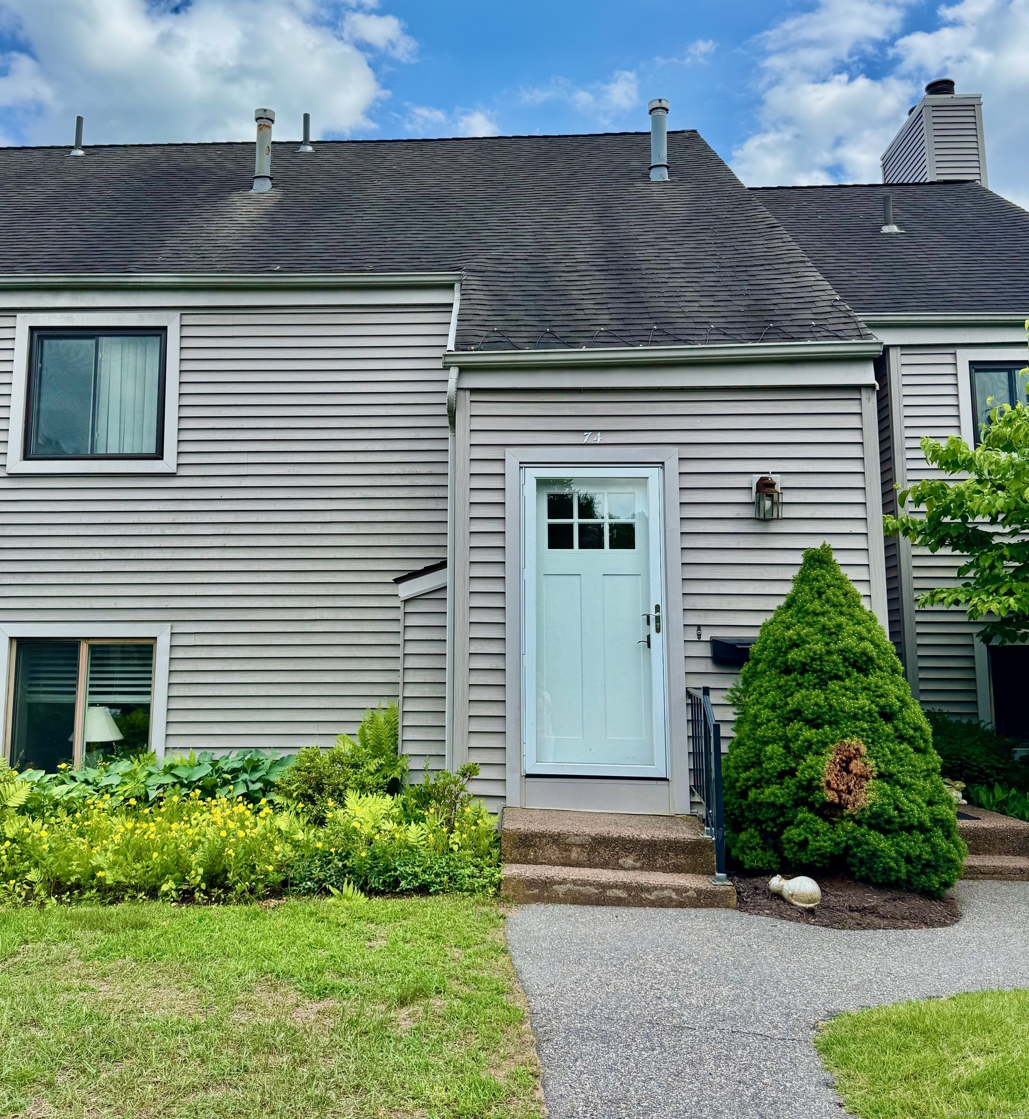 Property Photo: 74 Hollister Way South 74 CT 06033