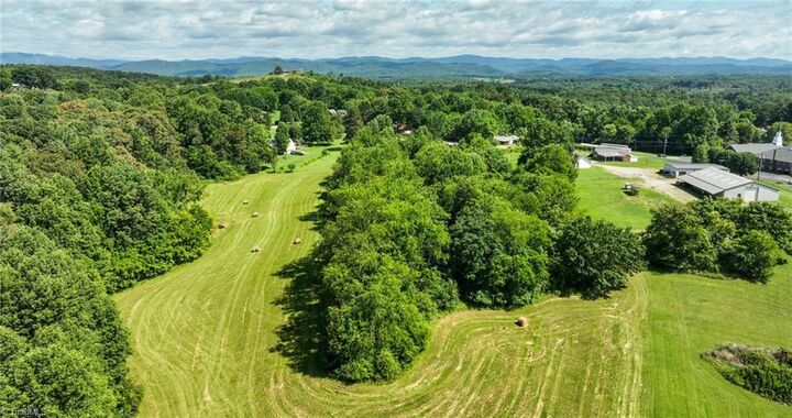 Property Photo: 820 Suncrest Orchard Road NC 28659