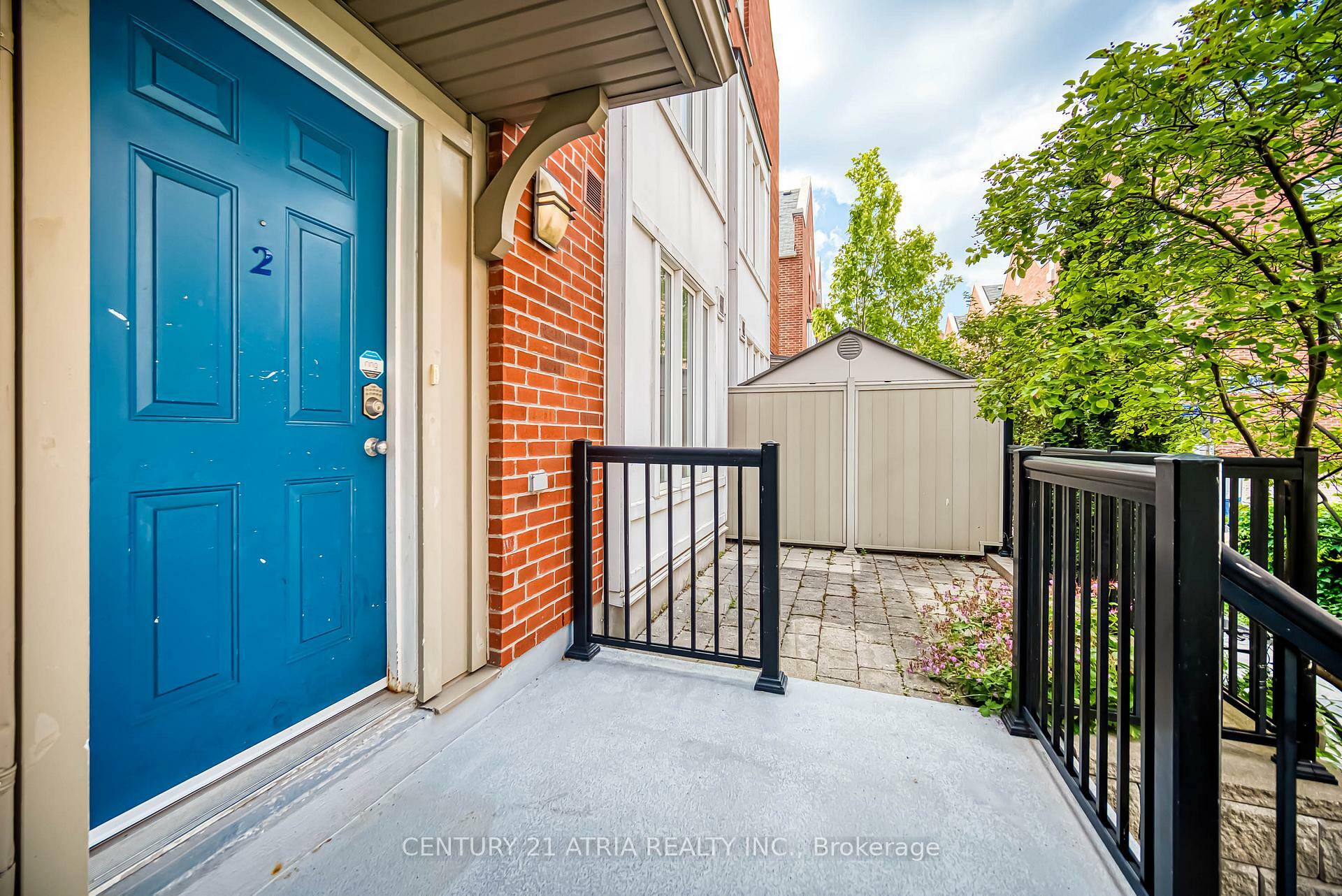 Photo de la propriété: 8 Frances Loring Lane 2 ON M4M 3E8