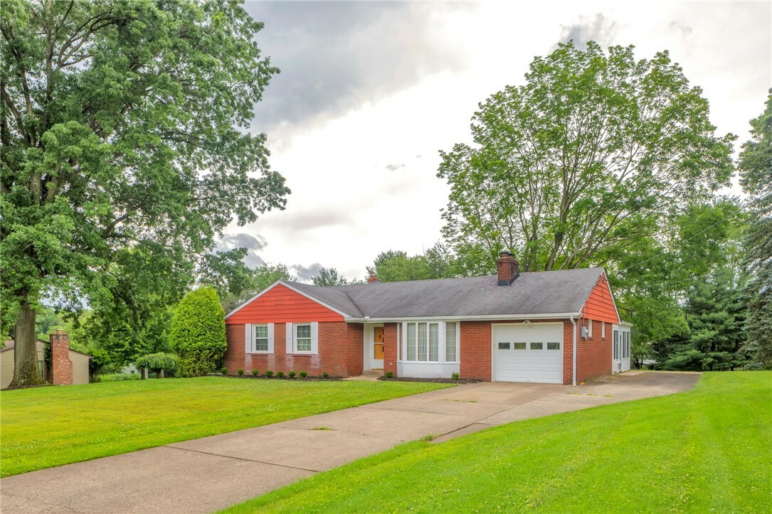 Property Photo: 2349 Fairlawn Dr PA 15237