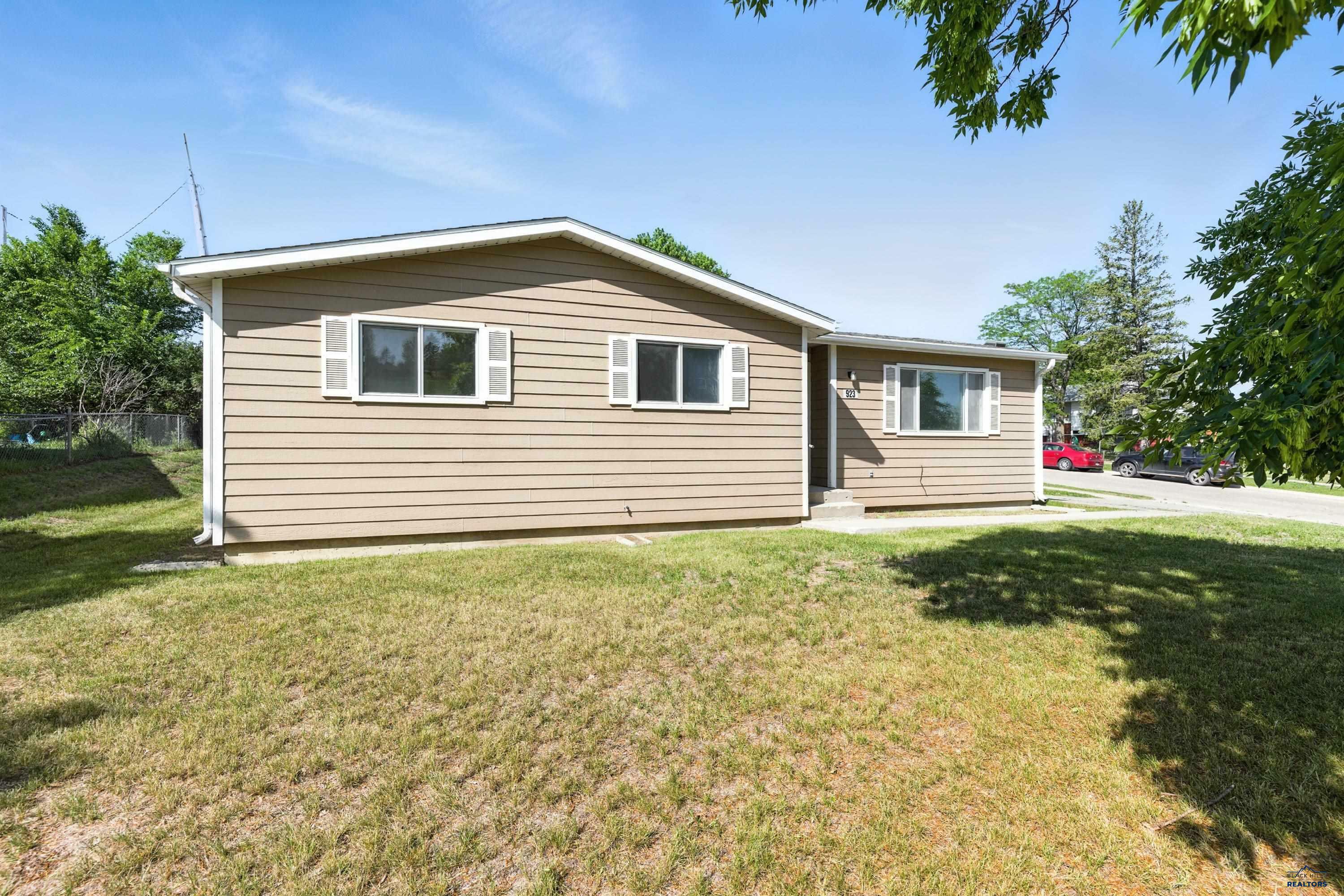 Property Photo: 923 E Oakland SD 57701