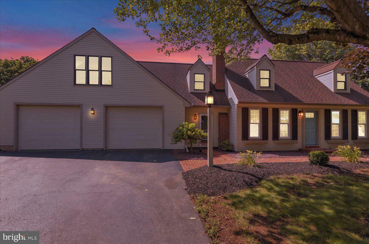 Property Photo:  208 Queens Gate Road  PA 17543 