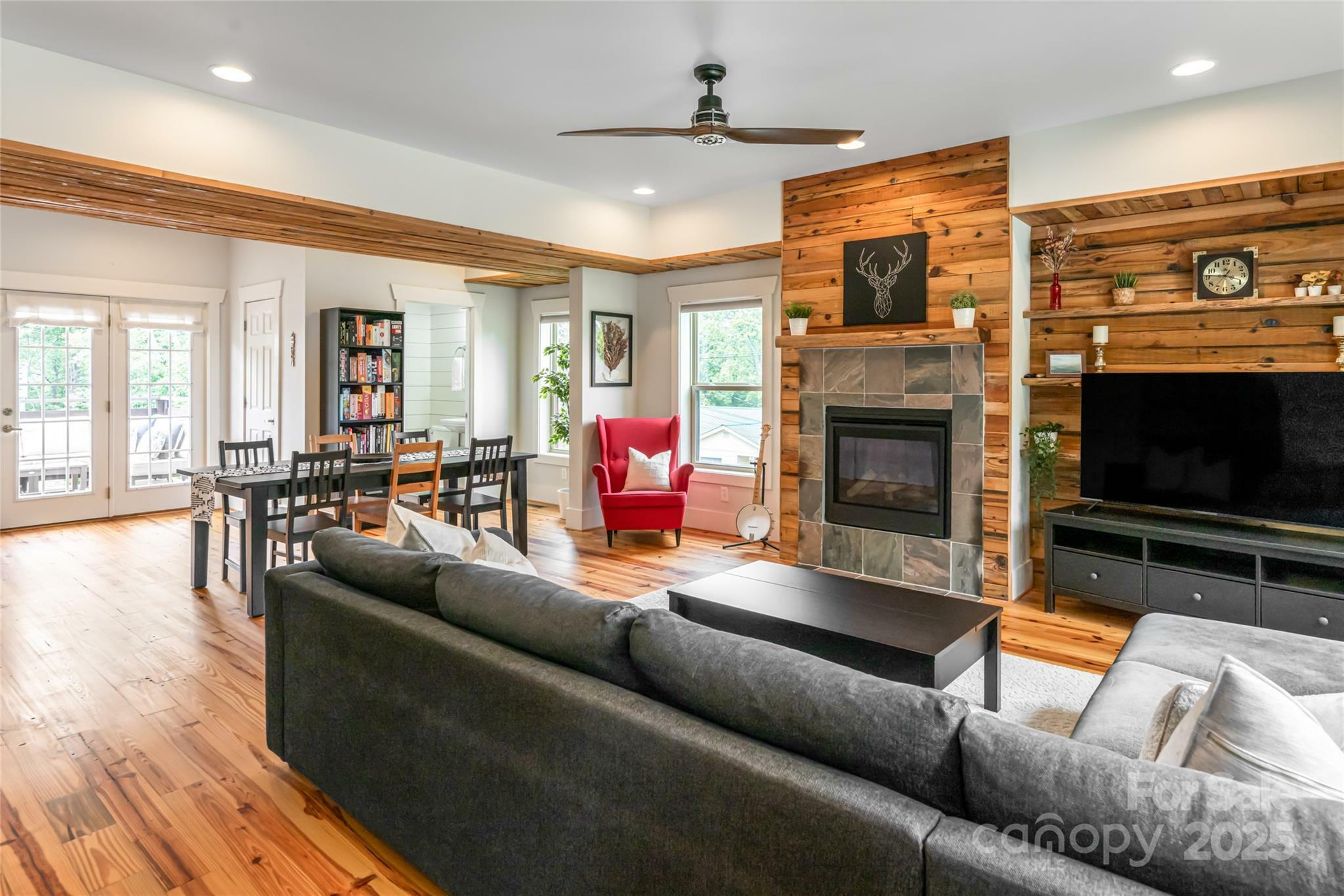 Property Photo: 102 E Skyland Circle NC 28804