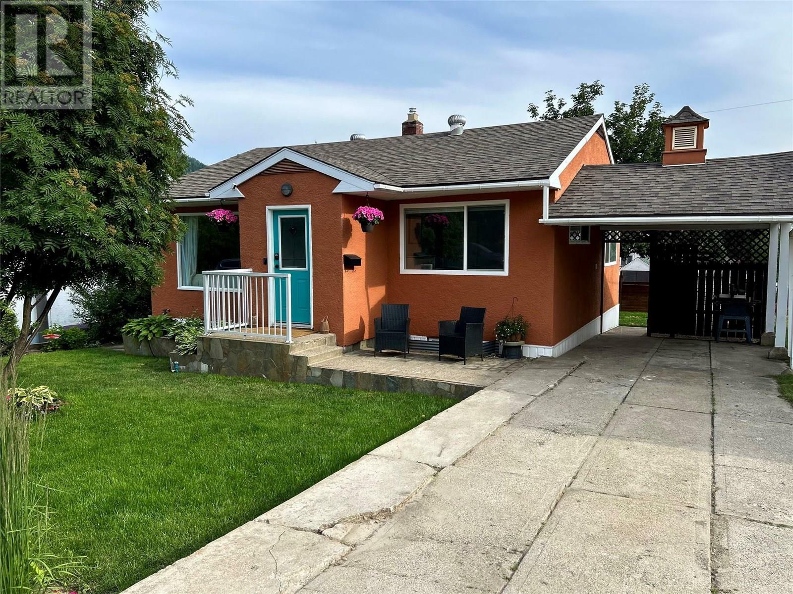 Property Photo: 906 Thackeray Street BC V1R 2C2