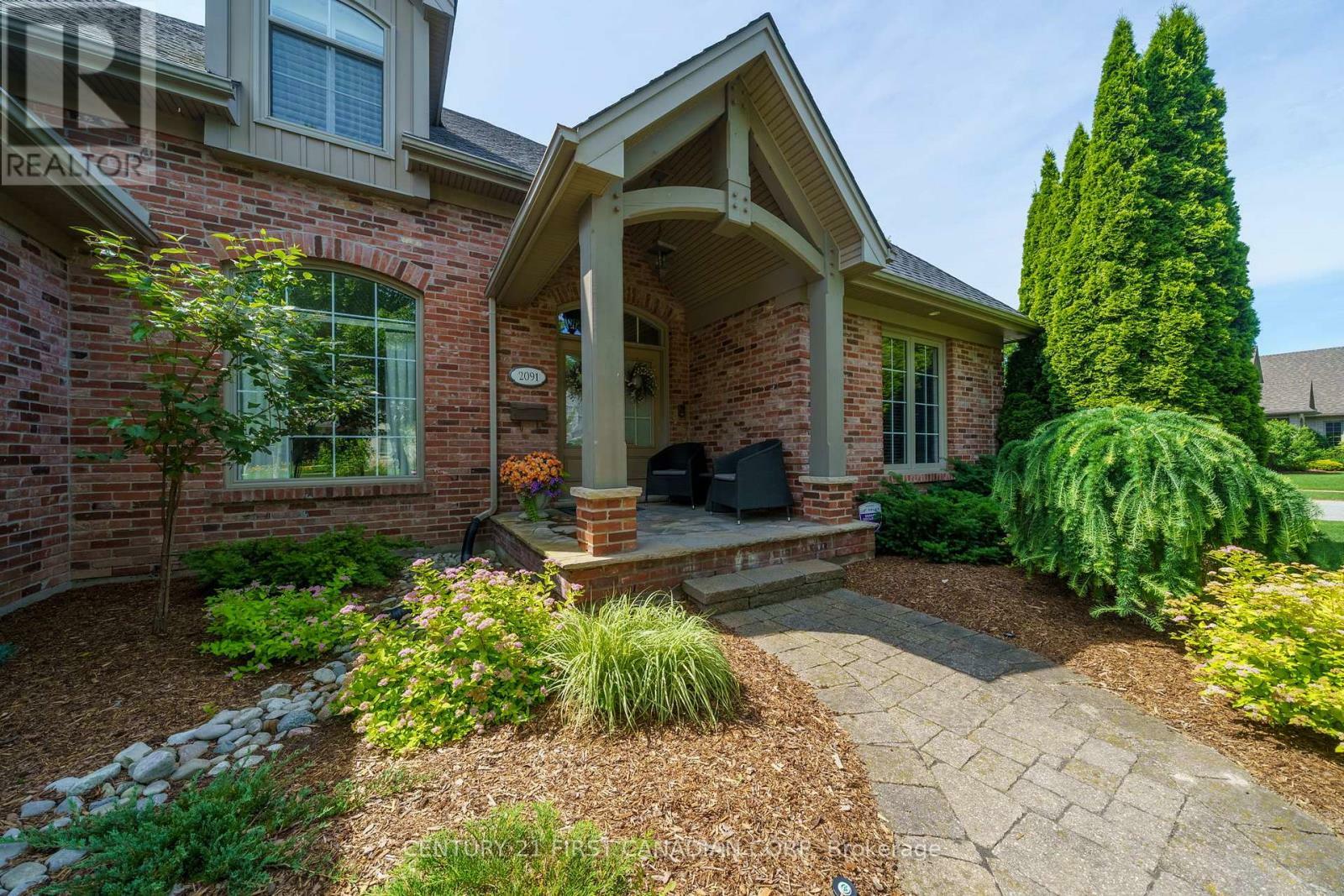 Photo de la propriété: 2091 Valleyrun Boulevard ON N6G 5M7