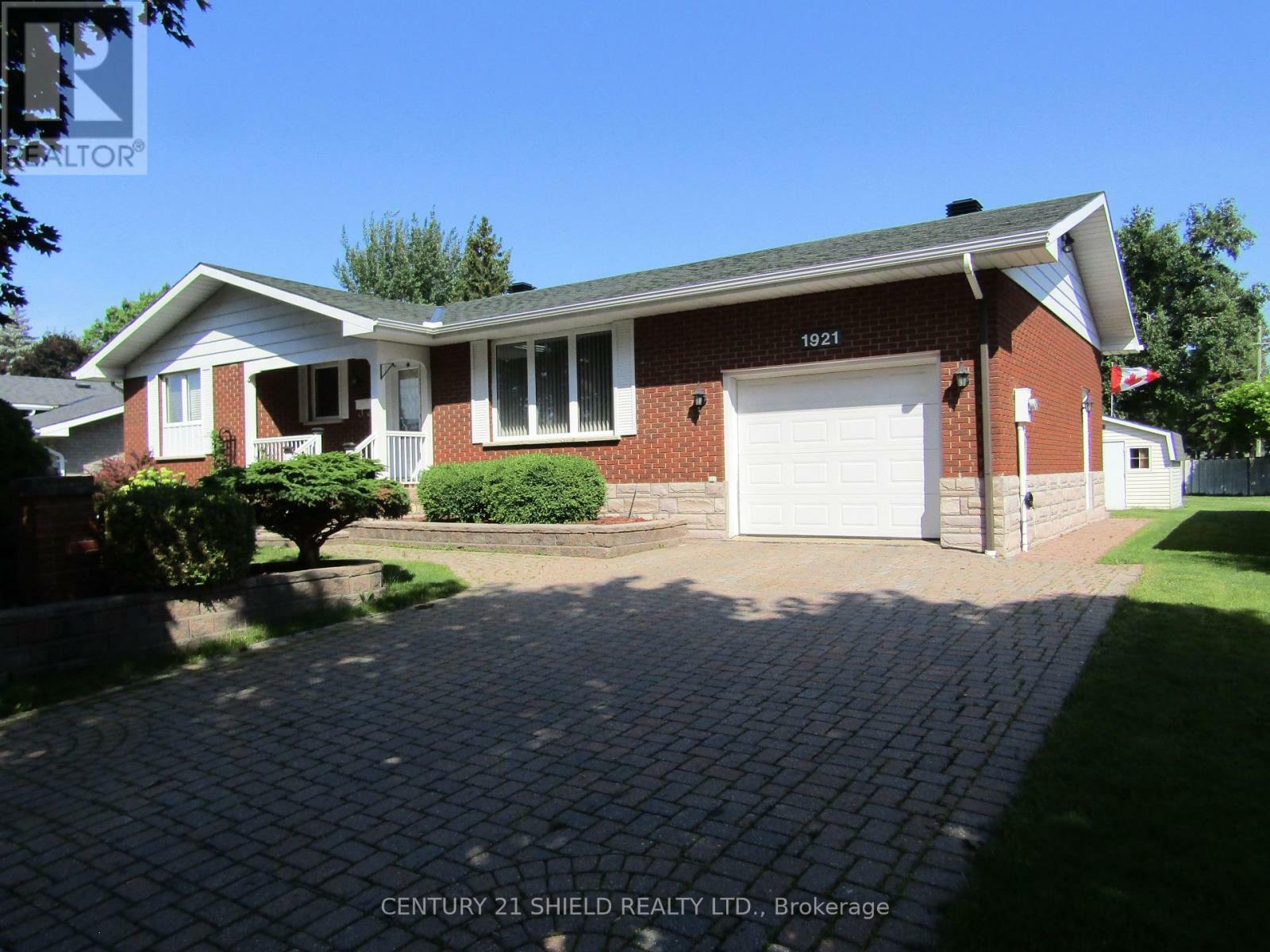 Property Photo: 1921 Concorde Avenue ON K6H 6M3