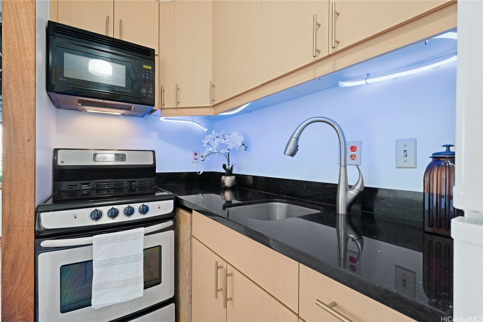 Property Photo: 2888 Ala Ilima Street 806 HI 96818