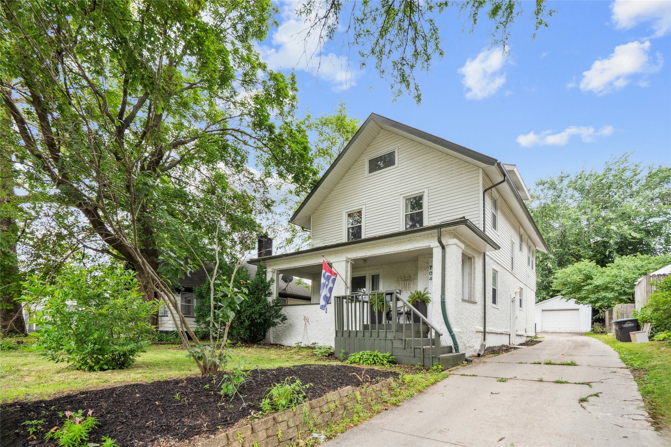 Property Photo: 704 35th Street IA 50312