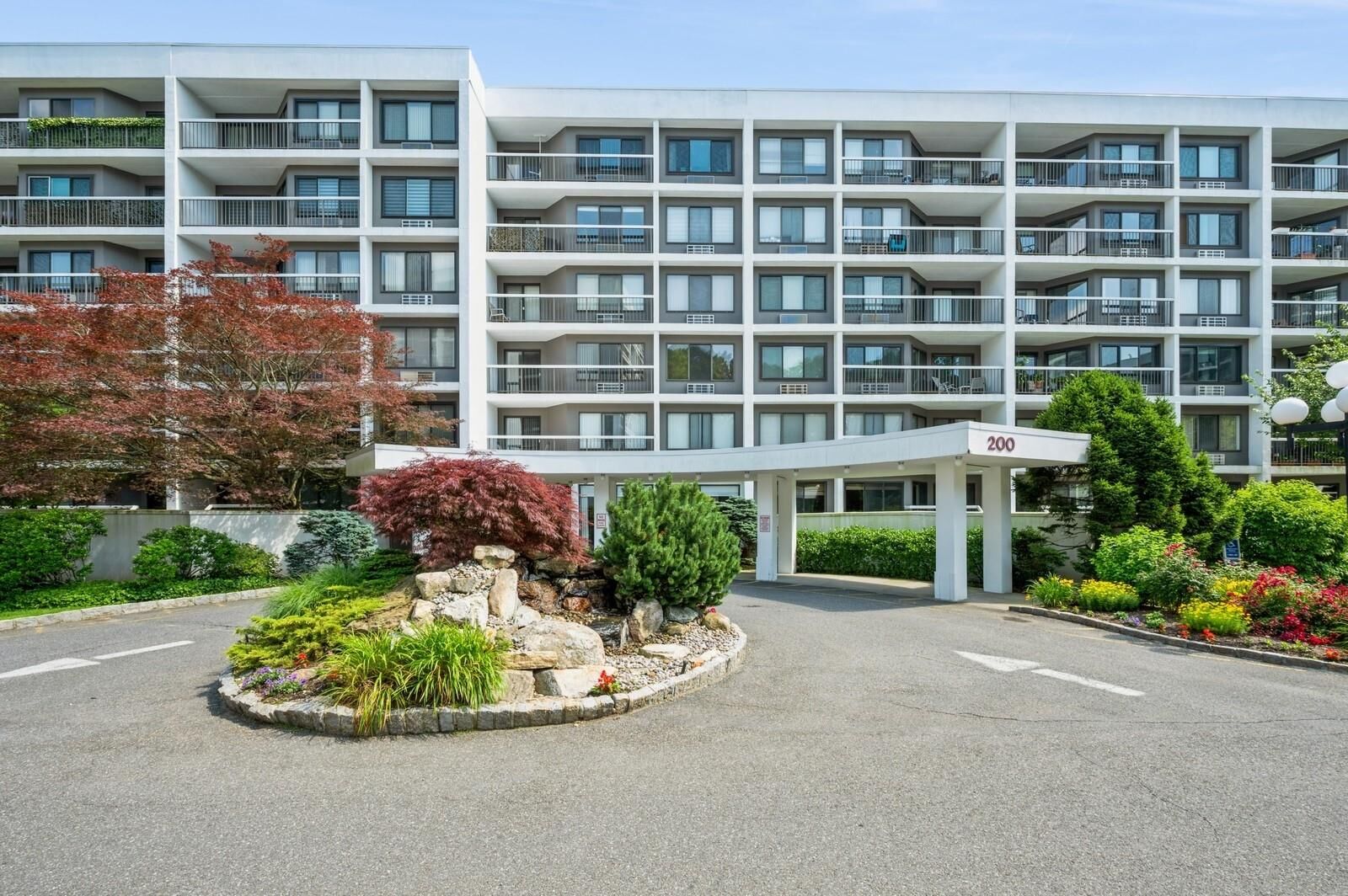Property Photo:  200 High Point Drive 514  NY 10530 