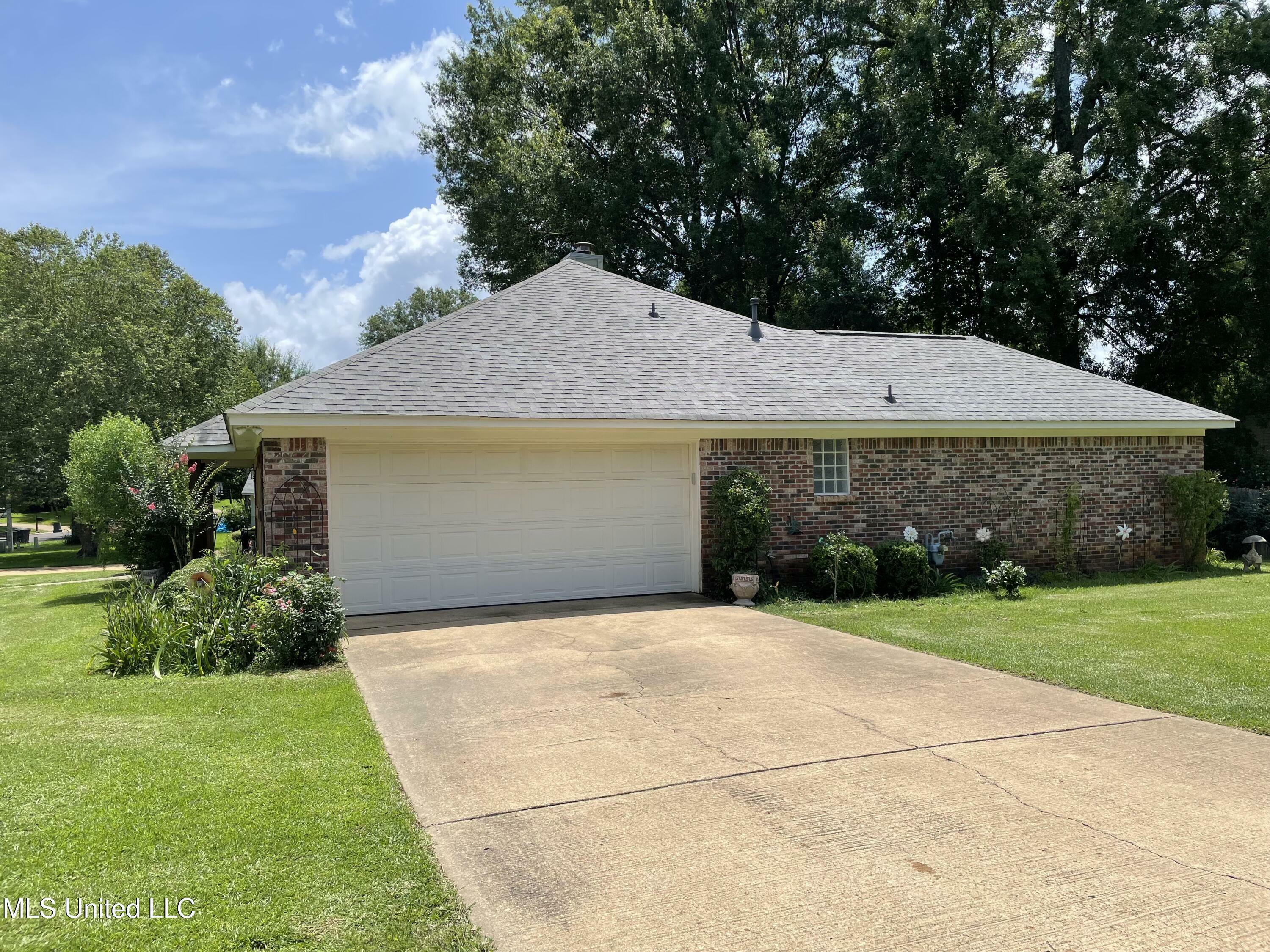 Property Photo: 130 Eastwood Circle MS 39073