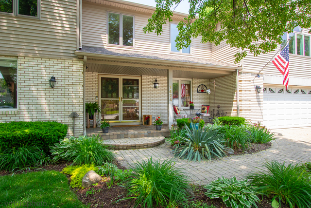 Property Photo: 1424 E Jonquil Circle IL 60004