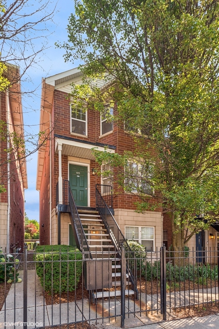 Property Photo: 653 W Division Street C IL 60610