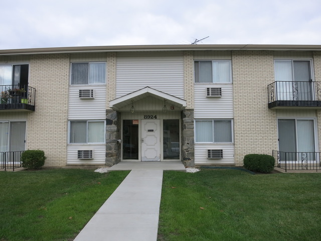 Property Photo: 8924 Kenneth Drive 1F IL 60016