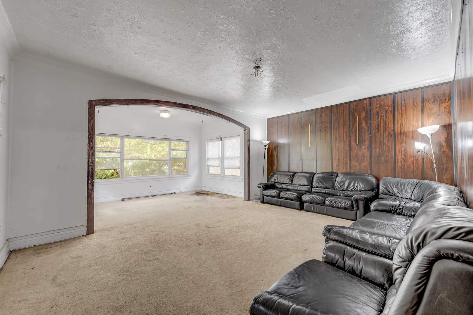 Property Photo: 5033 N Hamlin Avenue IL 60625