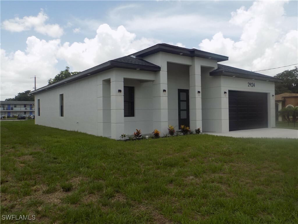 Property Photo: 2924 Dunbar Avenue FL 33916