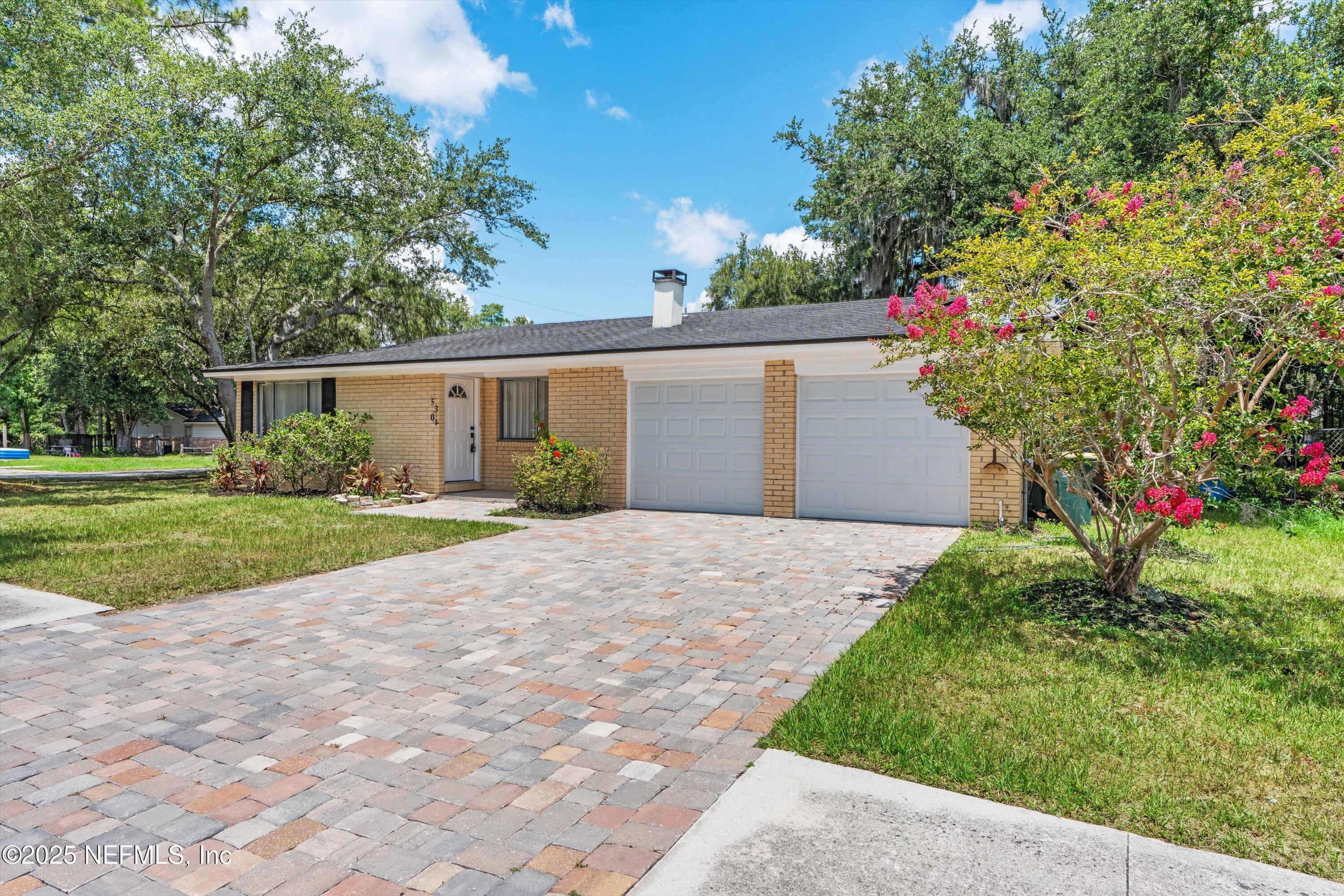 Property Photo: 4035 Huntington Forest Boulevard FL 32257