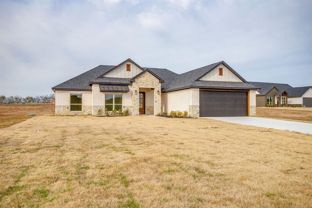 Property Photo: 213 Jimmy Lane TX 76066