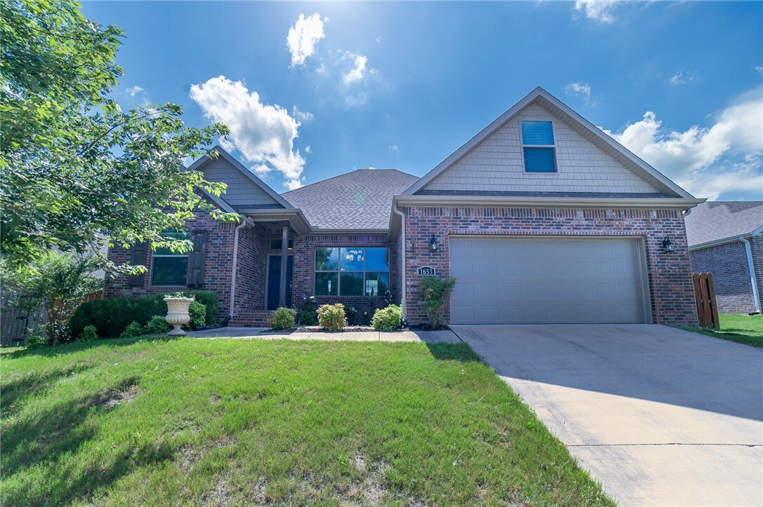 Property Photo: 1653 S Laurel Landing AR 72701