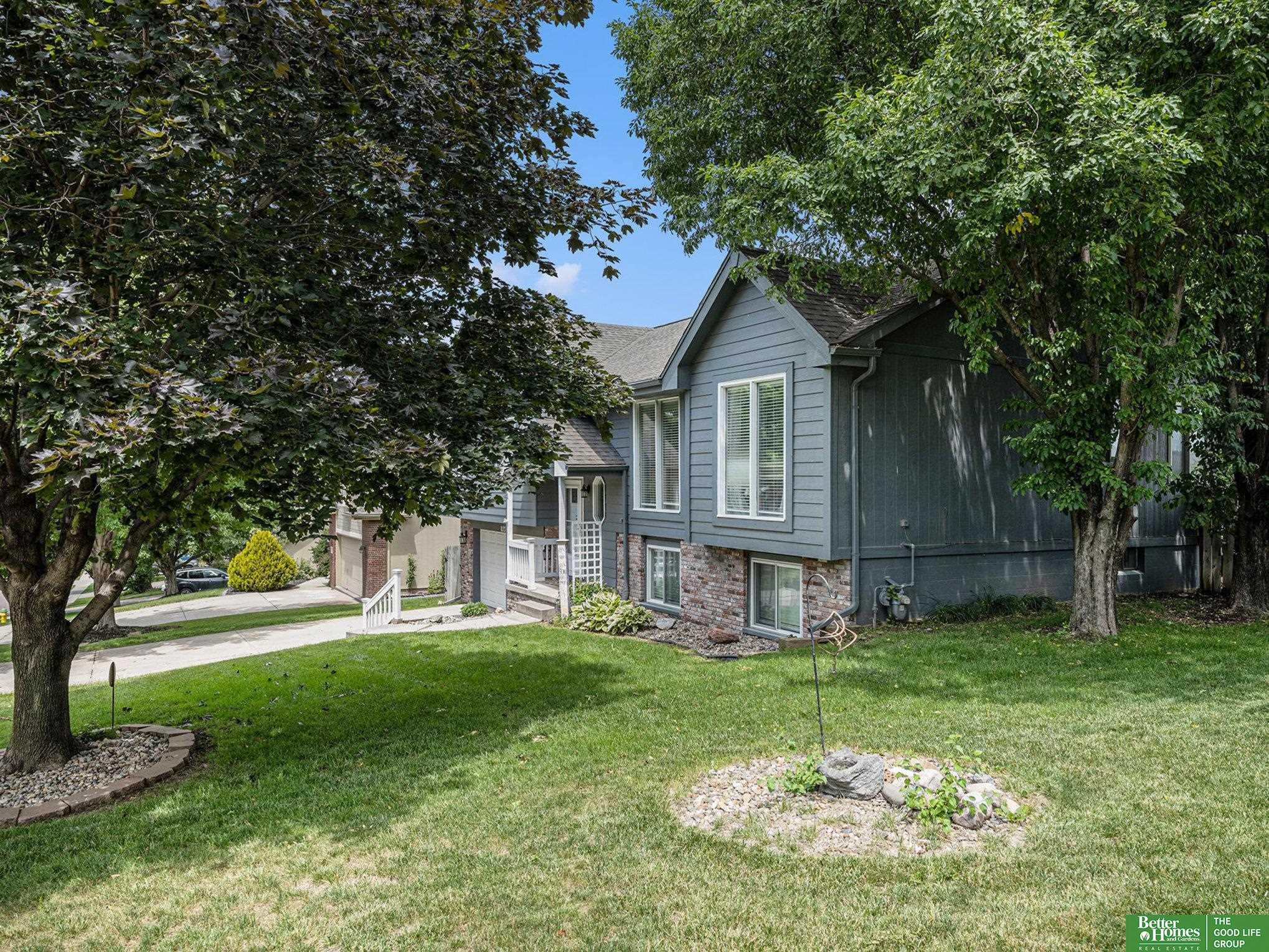 Property Photo: 813 Auburn Lane NE 68046