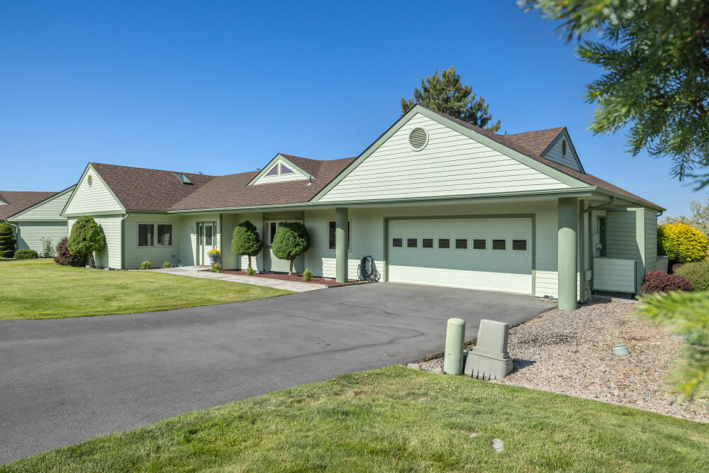 Property Photo: 3414 Shield Crest Dr. Drive OR 97603